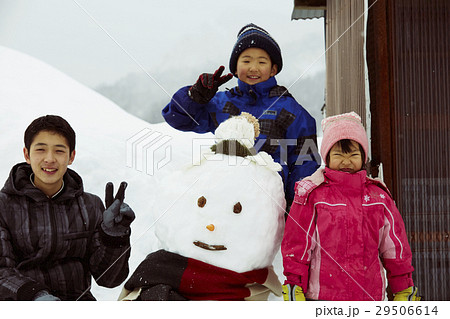 雪国で遊ぶ子供 雪国で遊ぶ子供 29506614