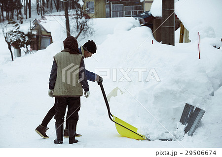 雪国で暮らす家族　雪かき 29506674