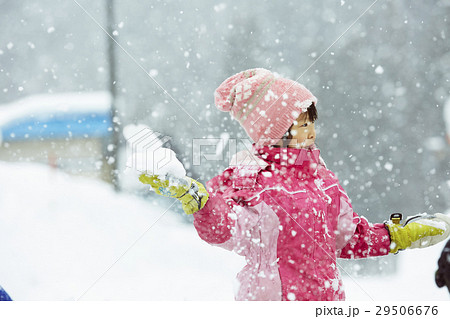 雪国で遊ぶ子供 雪国で遊ぶ子供 29506676