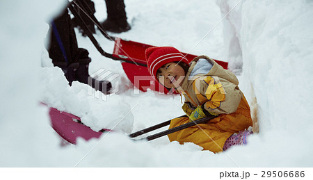 雪国で暮らす家族 雪かき 雪国で暮らす家族 雪かき 29506686