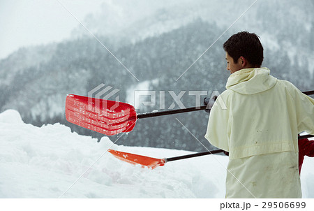 雪国で暮らす家族 雪かき 雪国で暮らす家族 雪かき 29506699