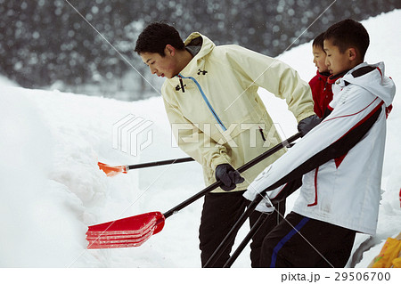 雪国で暮らす家族　雪かき 29506700