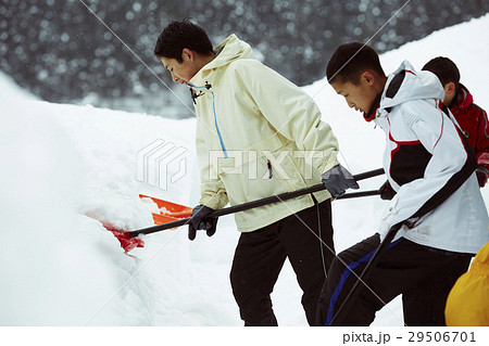 雪国で暮らす家族　雪かき 29506701