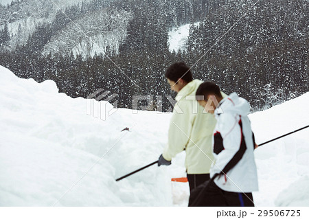 雪国で暮らす家族 雪かき 雪国で暮らす家族 雪かき 29506725