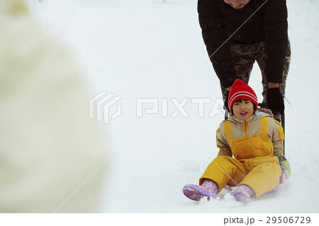 雪国で暮らす家族　そり遊び 29506729