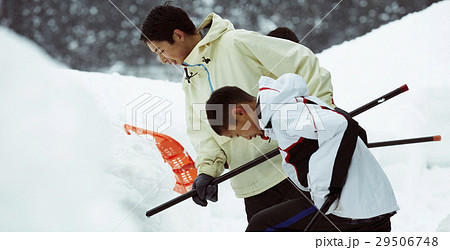 雪国で暮らす家族 雪かき 雪国で暮らす家族 雪かき 29506748