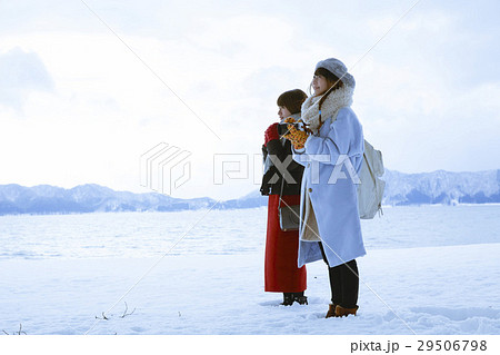 冬の女子旅 雪景色の湖畔 冬の女子旅 雪景色の湖畔 29506798