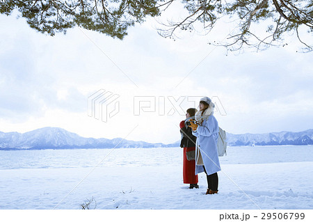 冬の女子旅 雪景色の湖畔 冬の女子旅 雪景色の湖畔 29506799