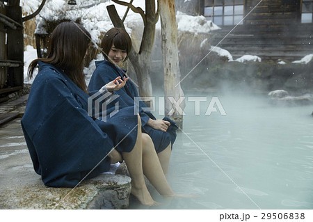 女子旅　雪景色の温泉 29506838