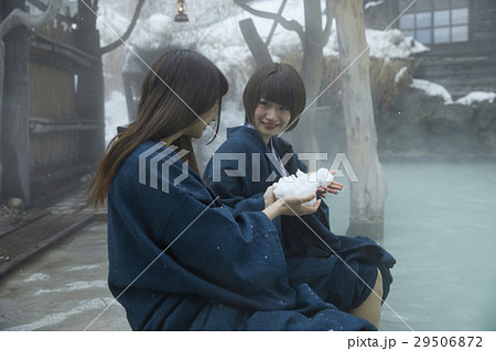 女子旅　雪景色の温泉 29506872