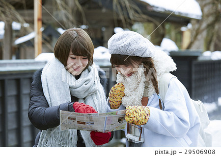 冬の女子旅　雪景色の湖畔　城下町 29506908