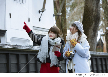 冬の女子旅 雪景色の湖畔 城下町 冬の女子旅 雪景色の湖畔 城下町 29506937