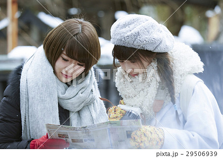 冬の女子旅 雪景色の湖畔 城下町 冬の女子旅 雪景色の湖畔 城下町 29506939