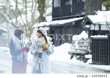 冬の女子旅　雪景色の湖畔　城下町 29506943