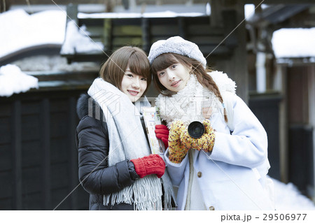 冬の女子旅　雪景色の湖畔　城下町 29506977