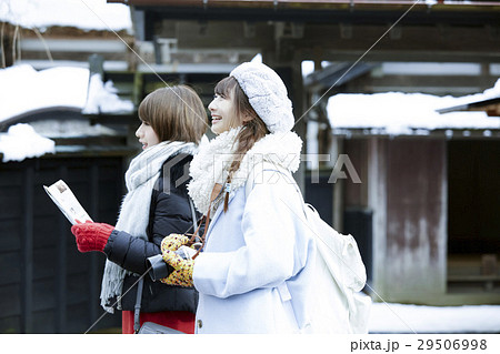 冬の女子旅 雪景色の湖畔 城下町 冬の女子旅 雪景色の湖畔 城下町 29506998