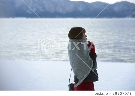 冬の女子旅　雪景色の湖畔 29507073