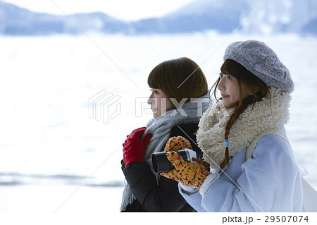 冬の女子旅　雪景色の湖畔 29507074