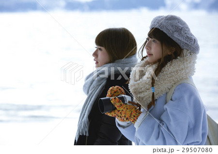冬の女子旅 雪景色の湖畔 冬の女子旅 雪景色の湖畔 29507080