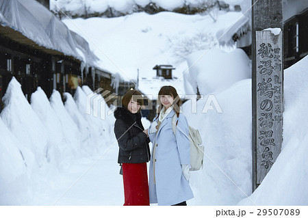 女子旅　雪景色の温泉 29507089