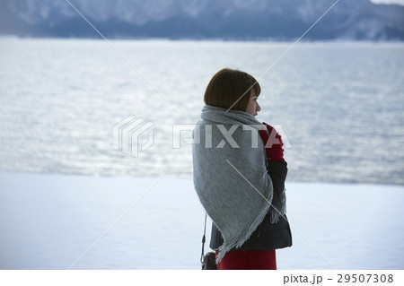 冬の女子旅 雪景色の湖畔 冬の女子旅 雪景色の湖畔 29507308