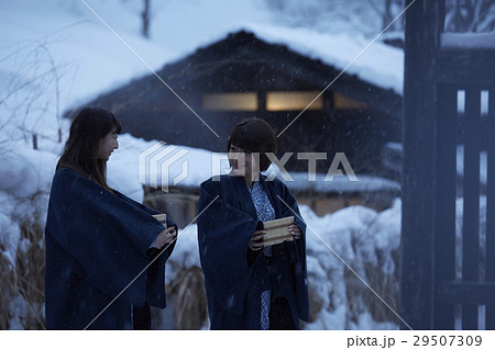 女子旅　雪景色の温泉 29507309