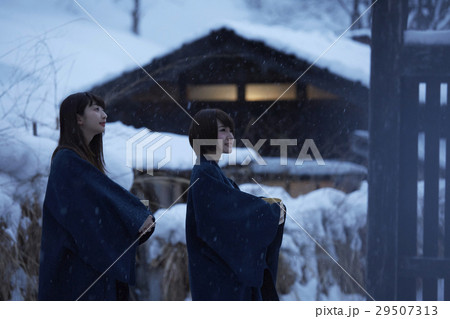 女子旅　雪景色の温泉 29507313