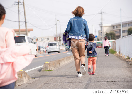 学校まで歩く親子 学校まで歩く親子 29508956