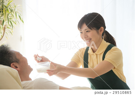 食事介助 シニアと介護士 食事介助 シニアと介護士 29510865