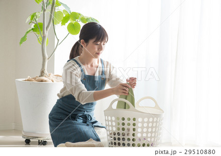 洗濯かごと若い女性 洗濯かごと若い女性 29510880