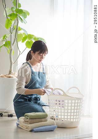 洗濯物をたたむ若い女性 洗濯物をたたむ若い女性 29510881