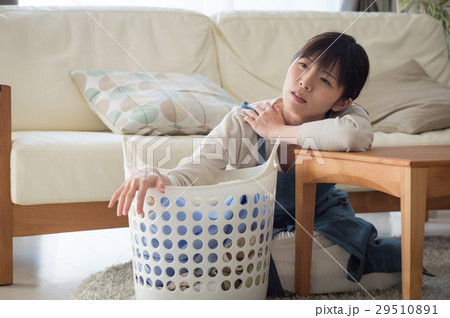 家事に疲れた若い女性 家事に疲れた若い女性 29510891