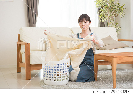 洗濯物をたたむ若い女性 29510893