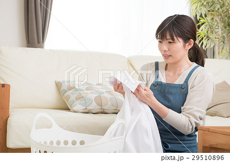 洗濯物の襟汚れを見る女性 洗濯物の襟汚れを見る女性 29510896