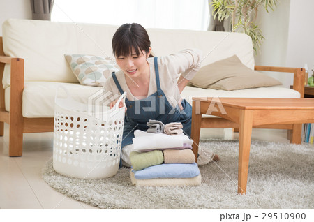 腰痛の若い主婦と洗濯物 腰痛の若い主婦と洗濯物 29510900