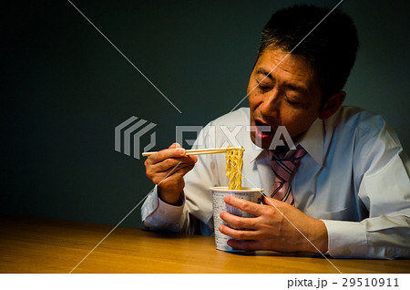 カップラーメンを食べる男性 29510911