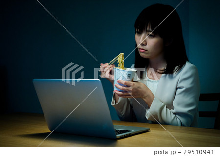 徹夜で仕事をする女性 徹夜で仕事をする女性 29510941