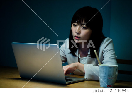 徹夜で仕事をする女性 29510943
