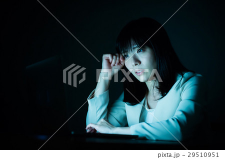 残業するビジネスウーマン 29510951