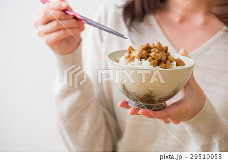 納豆ご飯を食べる女性手元 29510953