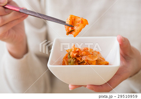 キムチを食べる女性手元 キムチを食べる女性手元 29510959
