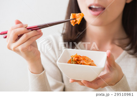 キムチを食べる女性手元 キムチを食べる女性手元 29510961