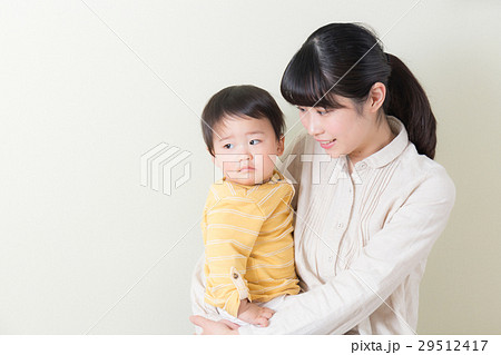 赤ちゃん　お母さん　育児 29512417