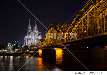 ケルン大聖堂とホーエンツォレルン橋の夜景 ドイツ の写真素材
