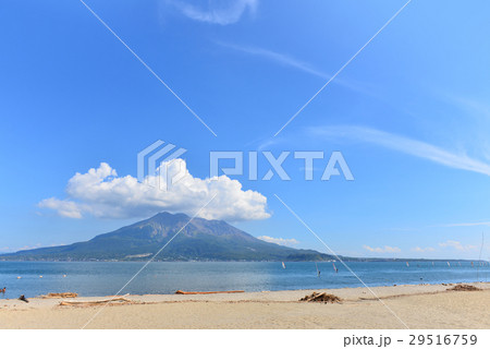 桜島と砂浜 29516759