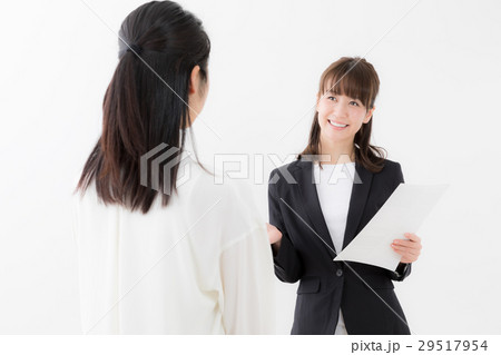 ビジネスウーマン　白バックイメージ 29517954