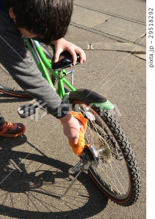 男の子の自転車安全点検　洗車 29518292