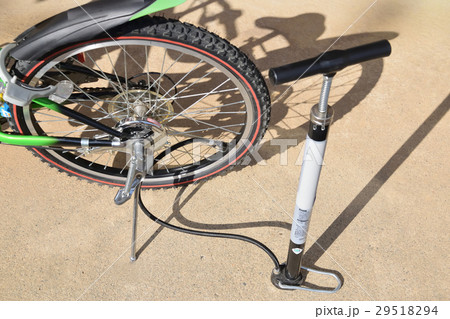 男の子の自転車安全点検　空気入れ 29518294