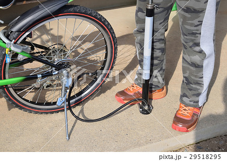 男の子の自転車安全点検　空気入れ 29518295