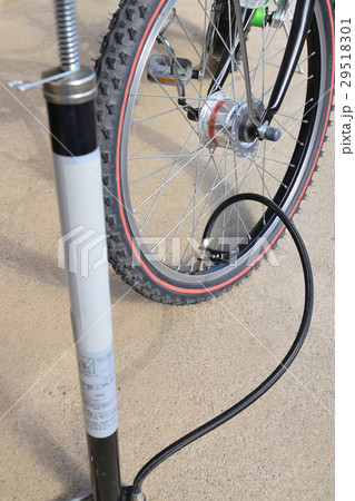 男の子の自転車安全点検 空気入れ 男の子の自転車安全点検 空気入れ 29518301